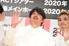 ムービーカメラに手を振る青柳翔。