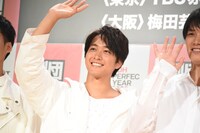 ムービーカメラに手を振る佐藤寛太。
