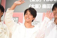ムービーカメラに手を振る佐藤寛太。