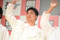 ムービーカメラに手を振る八木将康。