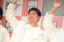 ムービーカメラに手を振る八木将康。