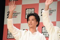 ムービーカメラに手を振る秋山真太郎。