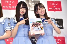 上村ひなのと金村美玖。