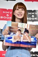 お気に入りの1枚のページを開く加藤史帆。