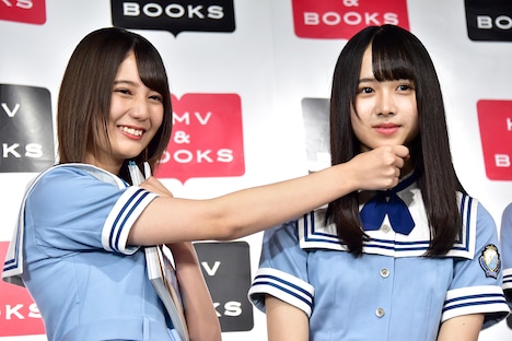 “あご乗せ遊び”を再現する小坂菜緒と上村ひなの。