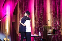 ステージ上で抱き合う吉田山田。