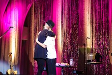 ステージ上で抱き合う吉田山田。