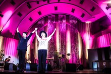 手をつないで最後の挨拶をする吉田山田。