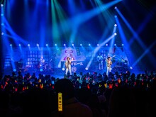 スカイピース「 Enjoy Summer Fest Buddy～まつり～」神奈川・神奈川県民ホール 大ホールの様子。