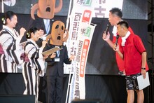 左から窪田涼子、ハニワ課長、石田靖。