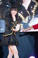 孫を抱いて登場した森高千里（せんり）。