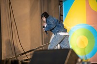 逃げる堺和泉。