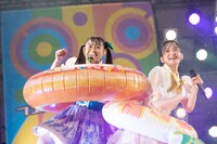 浮き輪で遊ぶ根岸可蓮（左）と清井咲希（右）。