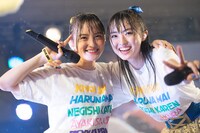 左から清井咲希、春名真依。