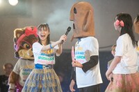 コメントするハニワ課長（中央）。