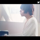 ピアノを弾く蒼井翔太、集まってくる生徒たち