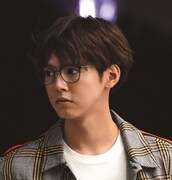 「Zoff SMART Classic」を着用する片寄涼太。