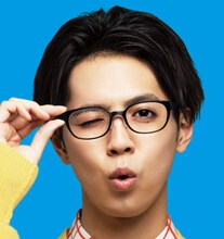 「Zoff SMART Regular」を着用する片寄涼太。