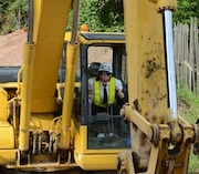 ライブハウスに見立てた小屋をユンボで破壊するまお。