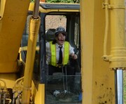 ライブハウスに見立てた小屋をユンボで破壊するまお。