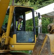 ユンボの中で笑顔のまお。