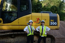 ユンボの前でポーズを決めるせのしすたぁ。