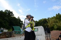 肩を組んで歌うせのしすたぁ。