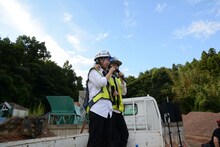 肩を組んで歌うせのしすたぁ。