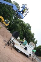 高所作業車とトラックに乗って歌うせのしすたぁ。