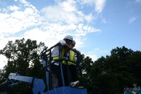 高所作業車に乗せられたゆーたん（左）とまお（右）。