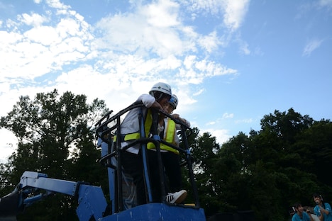 高所作業車に乗せられたゆーたん(左)とまお(右)。