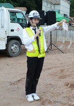 破壊された旧体制のアルバム「せのしすたぁ」を見せるまお。