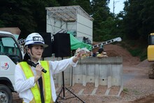 破壊された旧体制のアルバム「せのしすたぁ」を見せるまお。