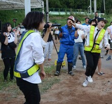 オーディエンスに混じってパフォーマンスするせのしすたぁ。