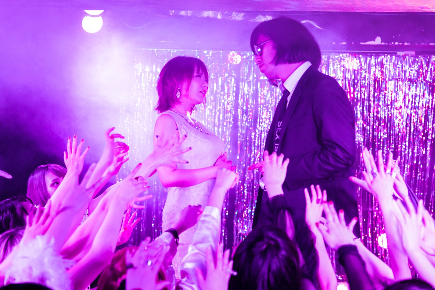 松永天馬「ポルノグラファー」ミュージックビデオより。