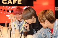 メンバーによるメニュー試作の様子。