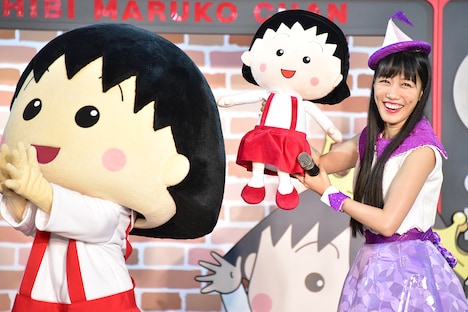 “まる子”からまる子人形をプレゼントされた高城れに。