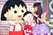 “まる子”からまる子人形をプレゼントされた高城れに。