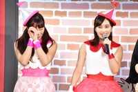 左から佐々木彩夏、百田夏菜子。