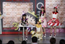 「丸ごと玉ねぎがのった永沢君カレーライス」の食レポに挑戦する高城れに。（写真提供：フジテレビ）