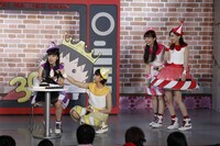 「丸ごと玉ねぎがのった永沢君カレーライス」の食レポに挑戦する高城れに。（写真提供：フジテレビ）