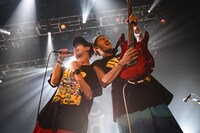 左から田邊駿一（BLUE ENCOUNT）、Kuboty（TOTALFAT）。