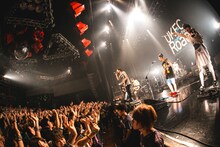 BIGMAMAとTOTALFATのコラボパフォーマンスの様子。