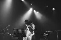 抱き合う前野健太と5lack。（Photo by Taro Mizutani）