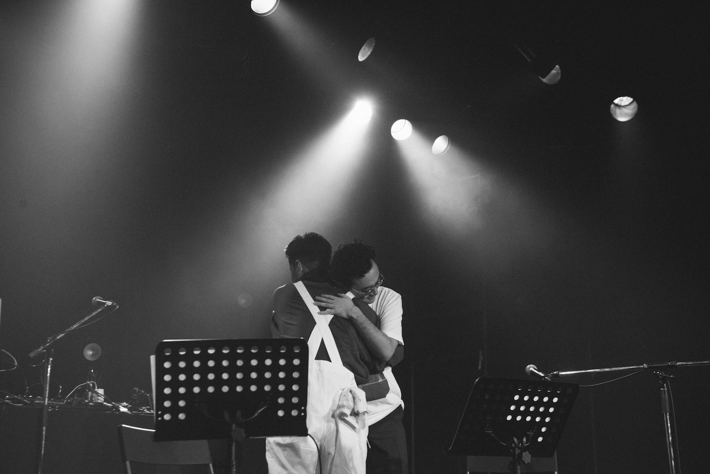 抱き合う前野健太と5lack。（Photo by Taro Mizutani）