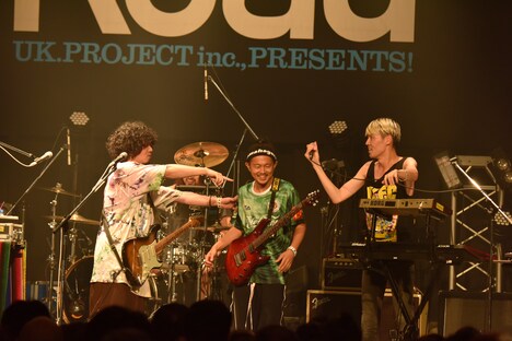 左から石毛輝（the telephones）、Kuboty（TOTALFAT）、岡本伸明（the telephones）。