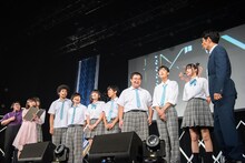 コントを終えた生徒たちと柴田英嗣（アンタッチャブル）。