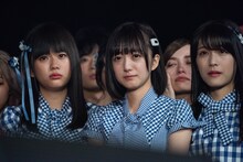 目に涙を浮かべながら村西里世の言葉に耳を傾ける女子アイドル部。