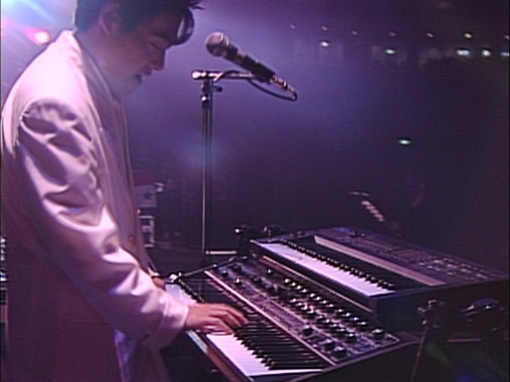 REBECCA「BLOND SAURUS TOUR '89 in BIG EGG -Complete Edition-」のワンシーン。