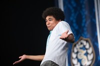 小粋なジョークを披露するチャーリー。